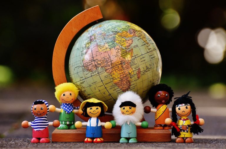 plurilinguismo infantile convegno unimc immagine pupazzetti e mappamondo